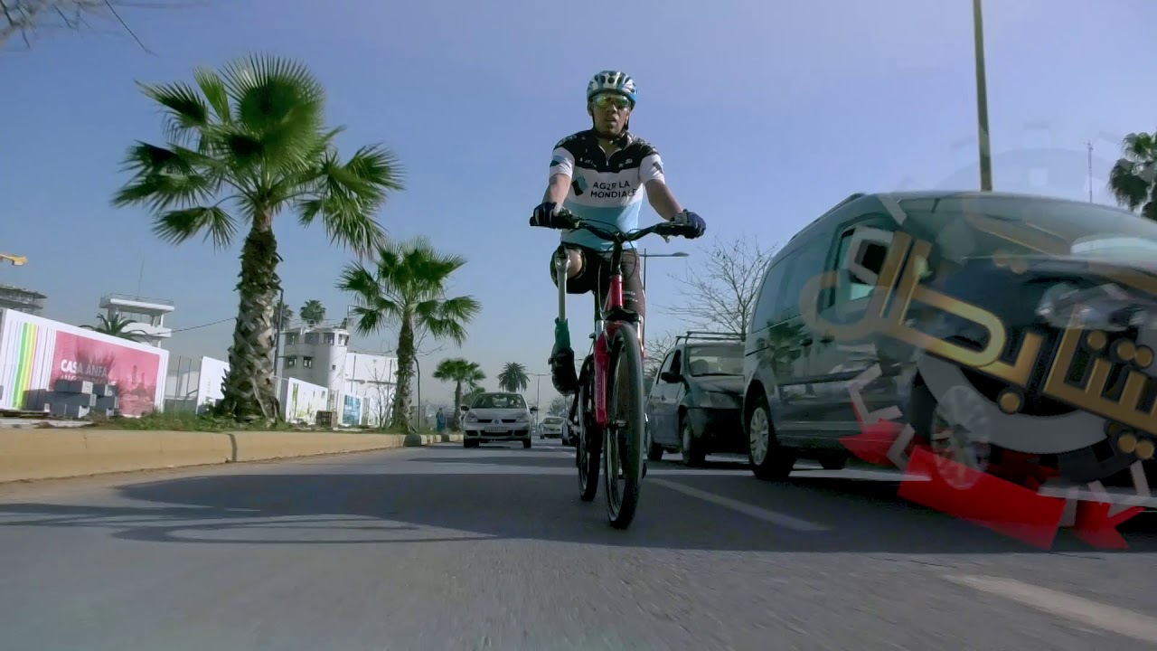 تحدى الإعاقة ودخل سباق الدراجات برجل اصطناعية وتحول إلى بطل .. ترقبوا  