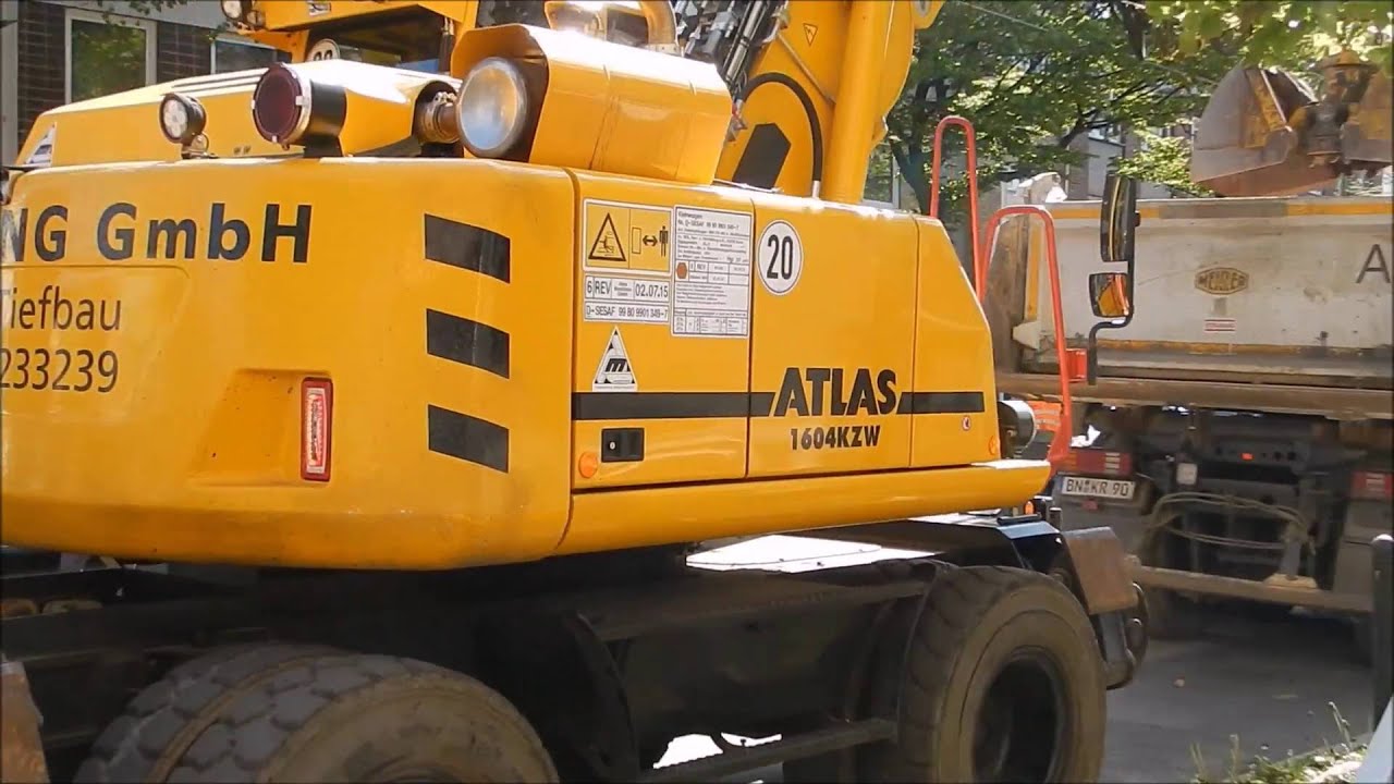 Bagger Atlas Schotter LKW im Gleisbau