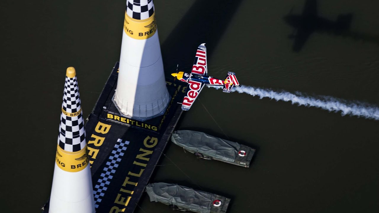 Intense Flying in the Challenger Cup - Red Bull Air Race 2015