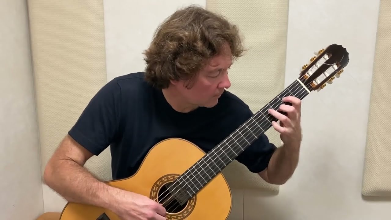 Allemande from Lute Suite 1 BWV 996 (J.S Bach) played by Stephen Tracey