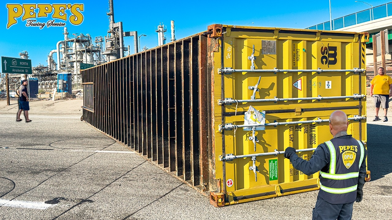 Container Falls Off Chassis After He Forgot the Locks!