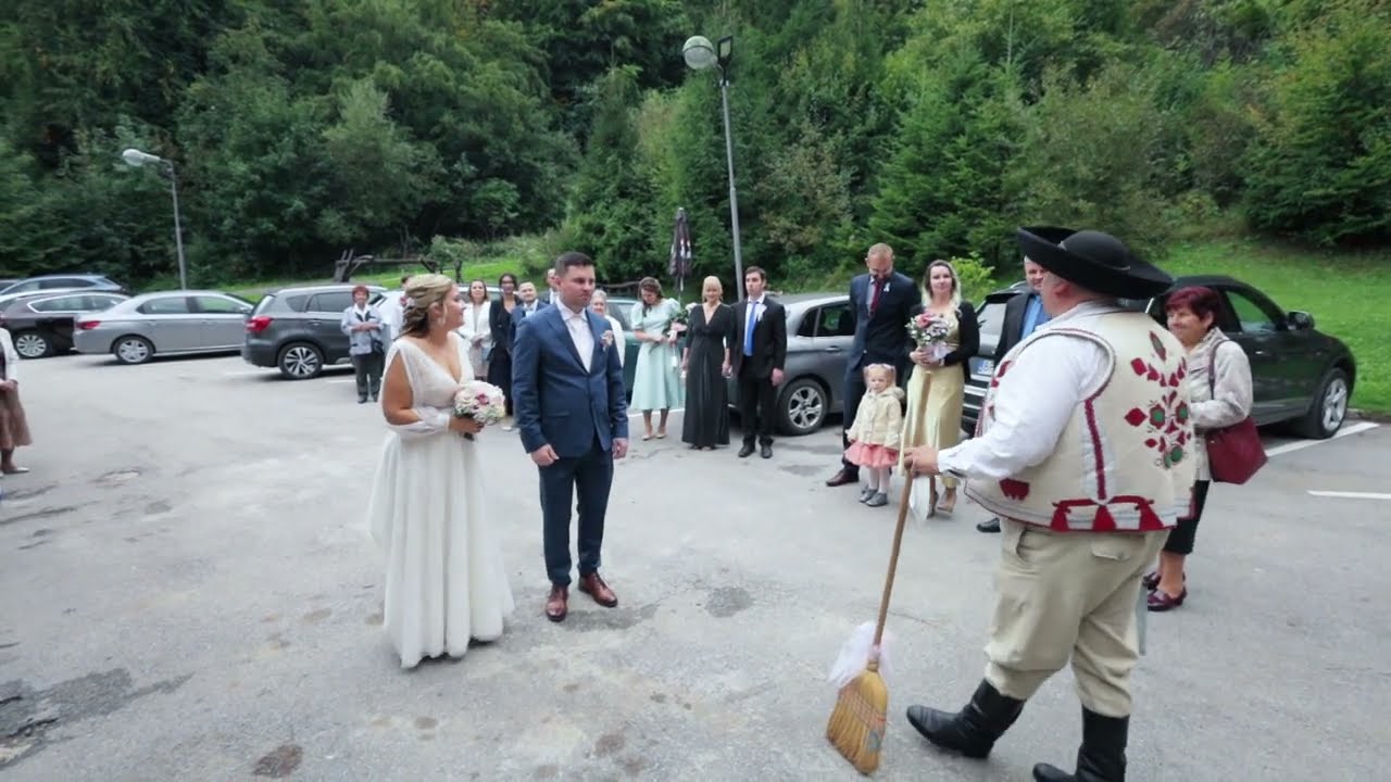 Privítanie starejším - Zametanie taniera