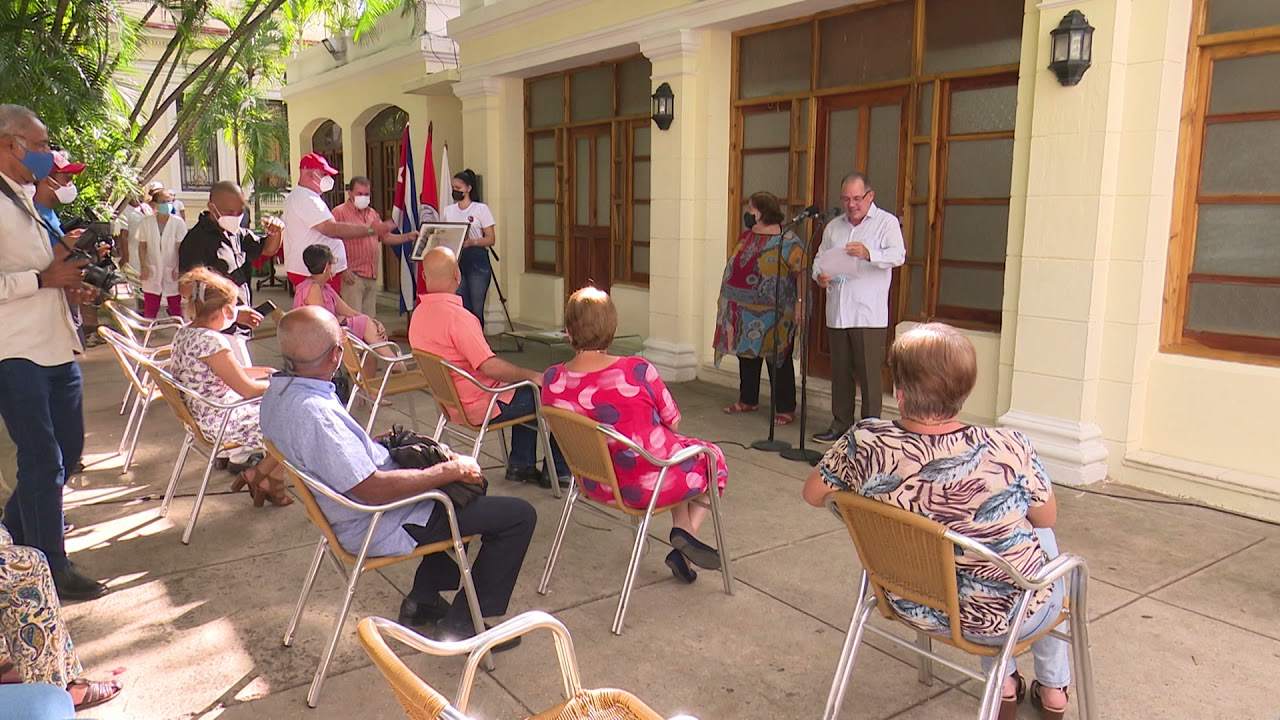 Recibe Corina Mestre PREMIO DEL BARRIO, de los CDR