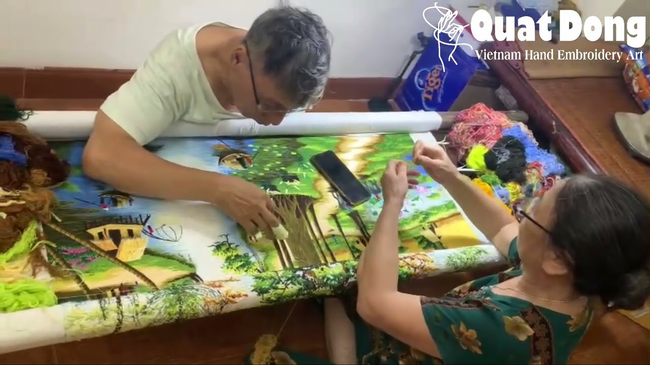 CÔNG ĐOẠN THÊU CÂY ĐA TRONG BỨC TRANH THÊU PHONG CẢNH ĐỒNG QUÊ CỦA HAI BÁC NGHỆ NHÂN