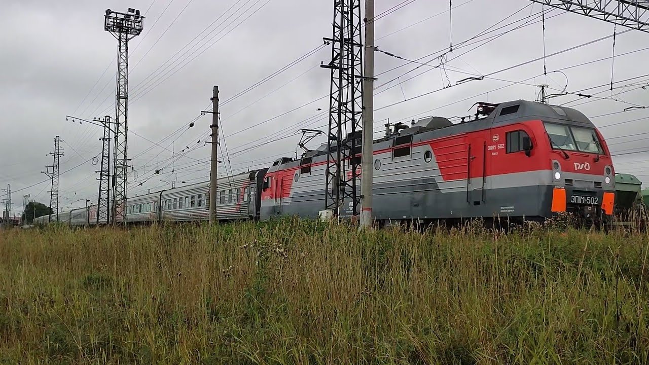 Электровоз ЭП1М-502, отправляется с поездом №143, сообщением Мурманск- Смоленск/Архангельск.