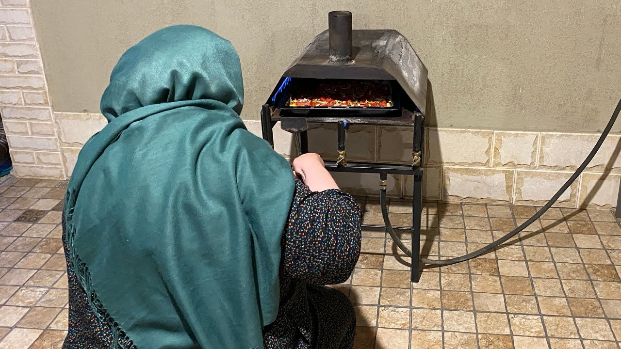 Как приготовить пиццу/ Мама готовит пиццу по домашнему