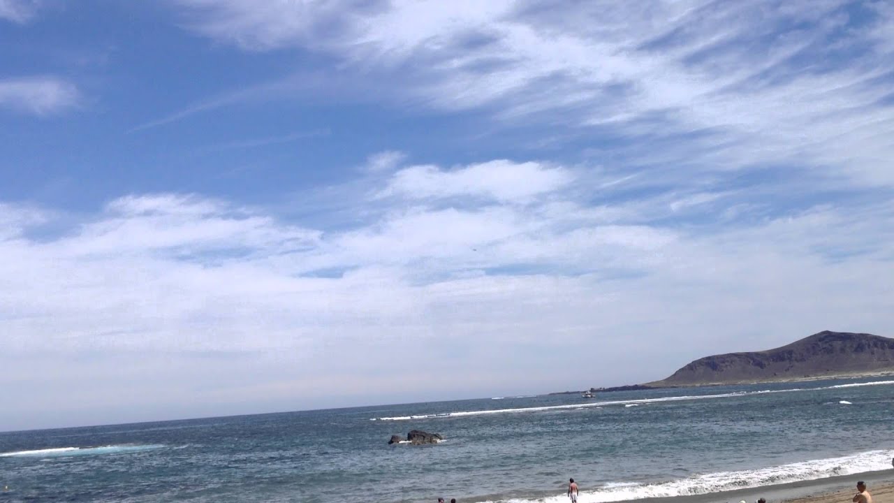 Avión caza F18 sobre la playa de Las Canteras en Las Palmas de Gran Canaria