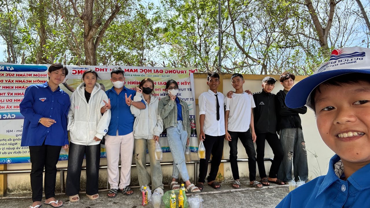 Lần đầu của Huy tí hon đi trải nghiệm với các bạn trong đoàn viên tình nguyện để xem các bạn thi hát