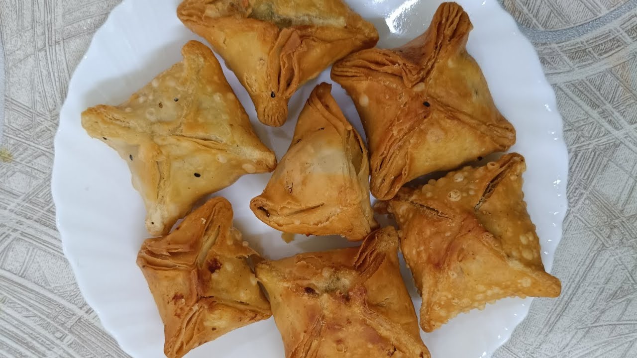 Flower shaped mini samose. 