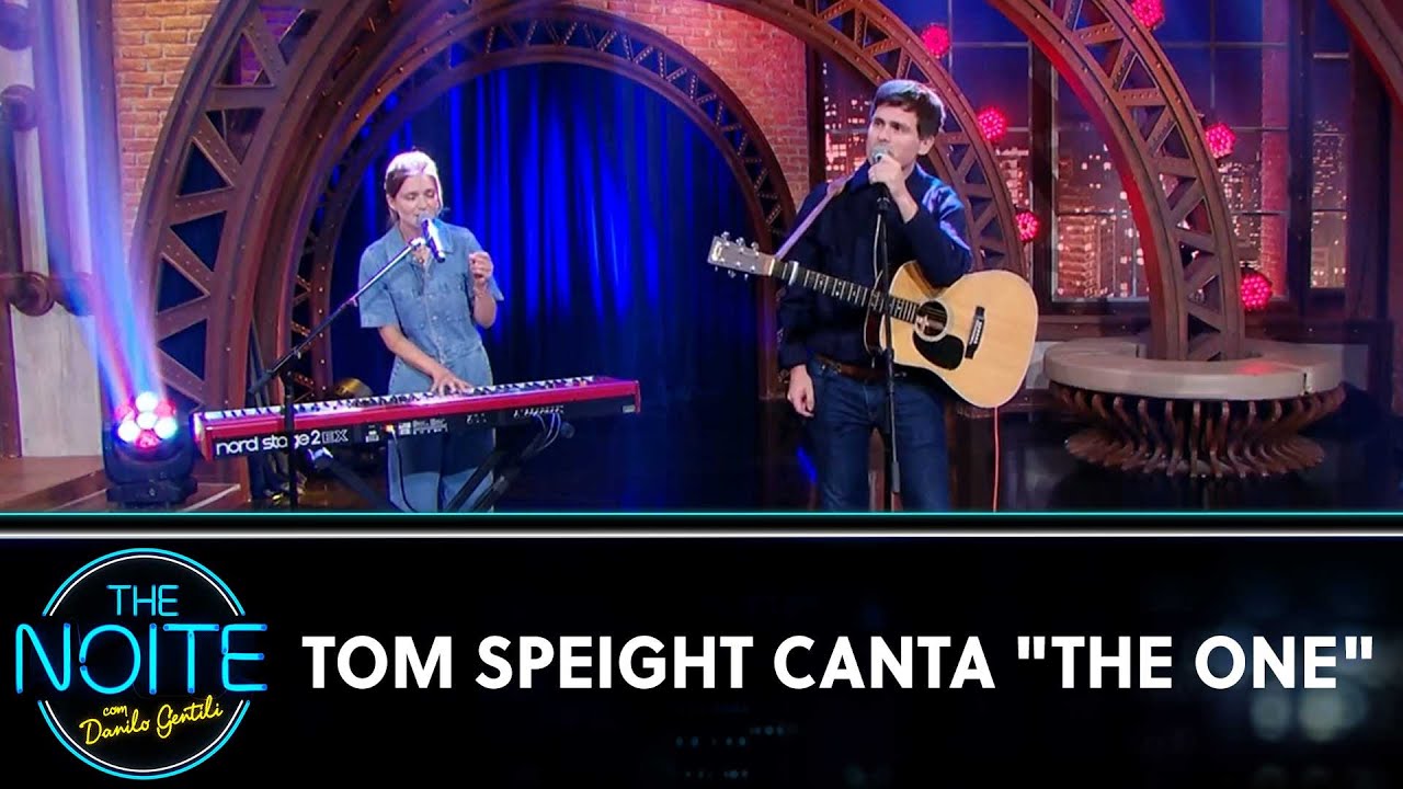 Danilo Gentili ganha disco de vinil e Tom Speight canta 