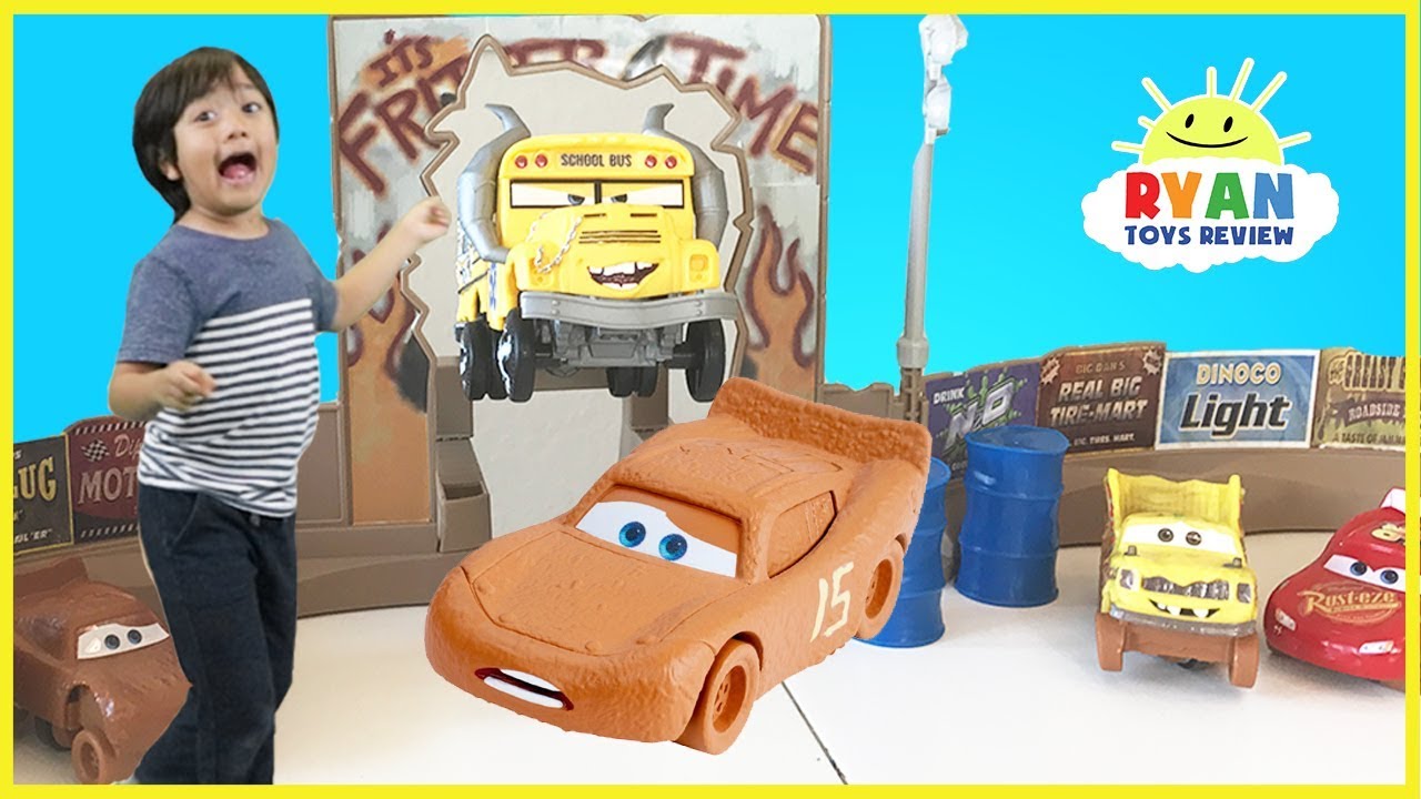 Disney Cars Smash and Crash Derby Race track playset with Lightning McQueen