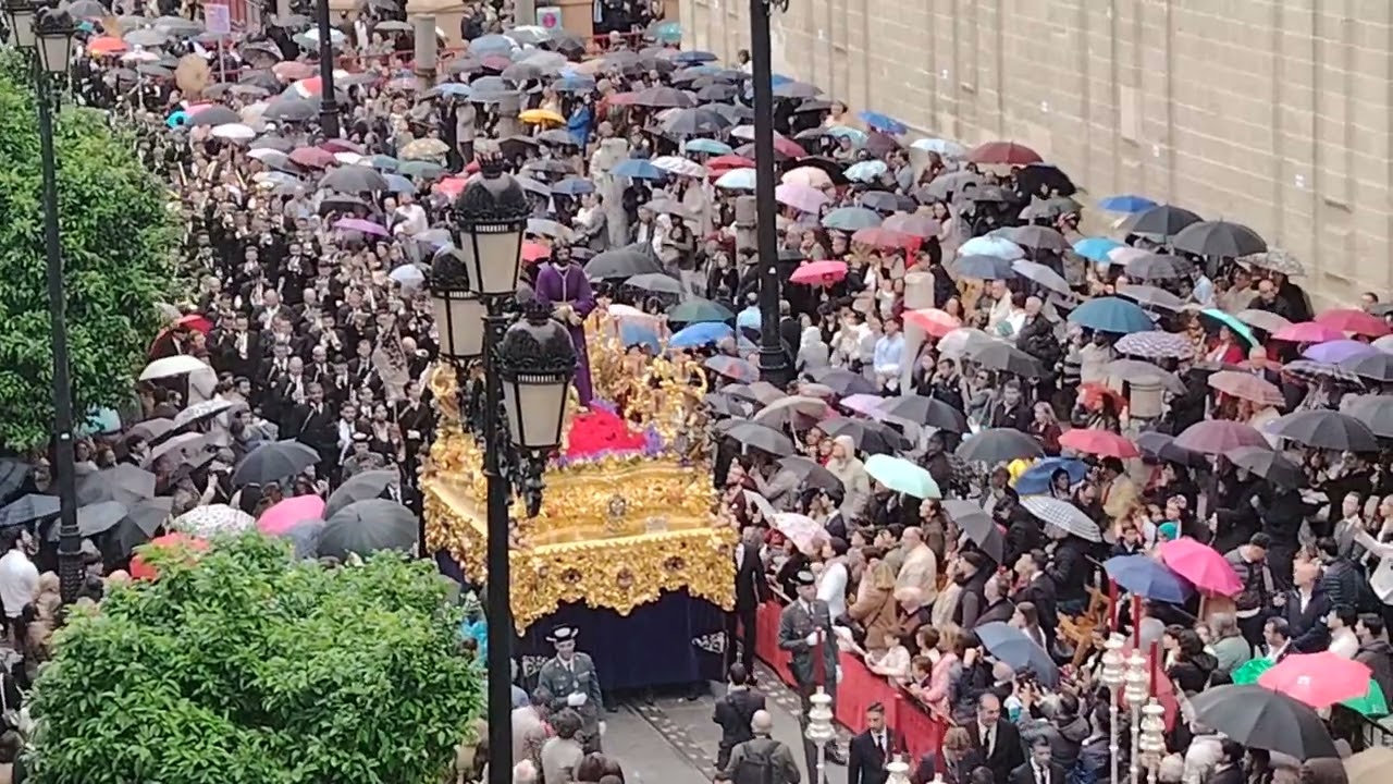 JESÚS CAUTIVO (HERMANDAD DE SANTA GENOVEVA) EN LA AVENIDA. LUNES SANTO DE 2025 EN SEVILLA
