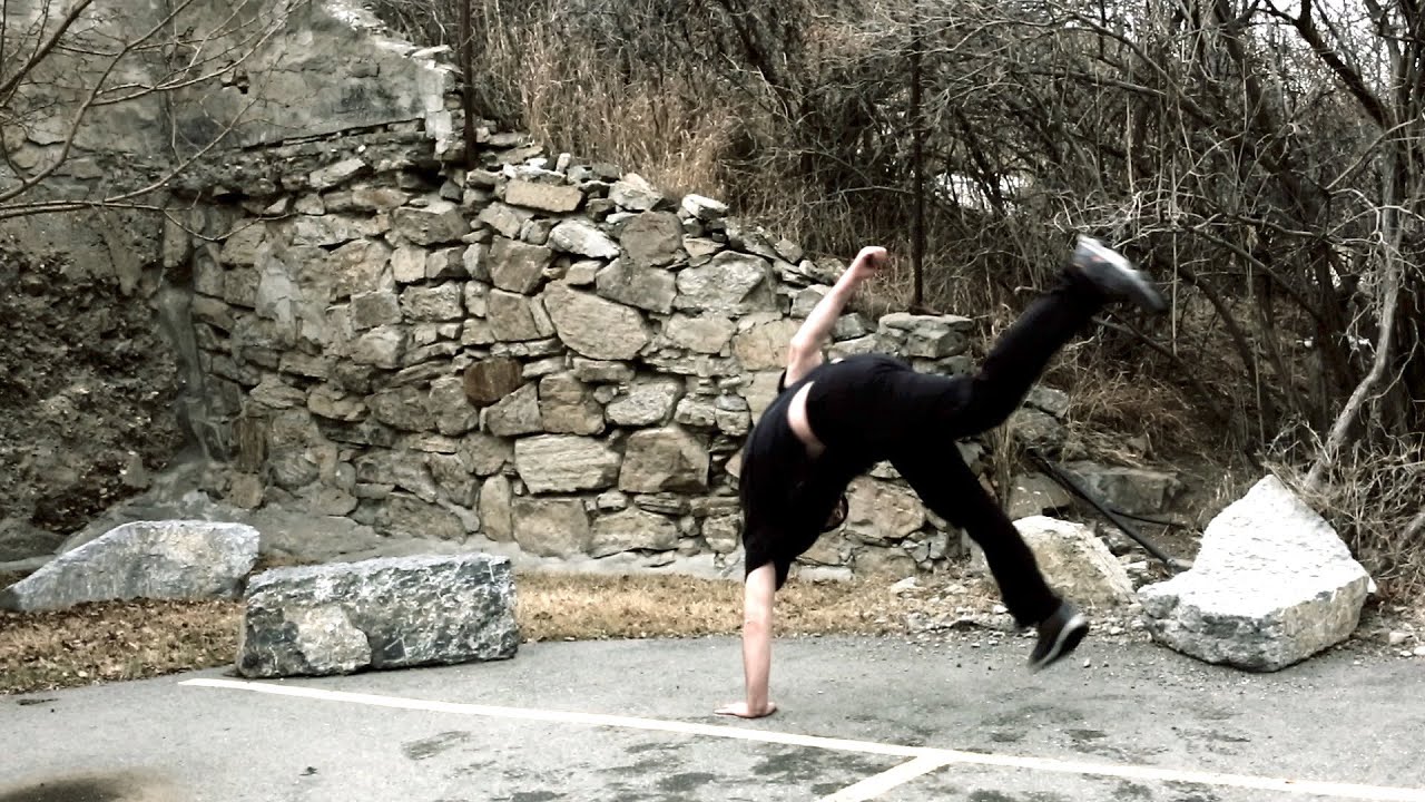 How To Capoeira Cartwheel Kick │ Au Chibata