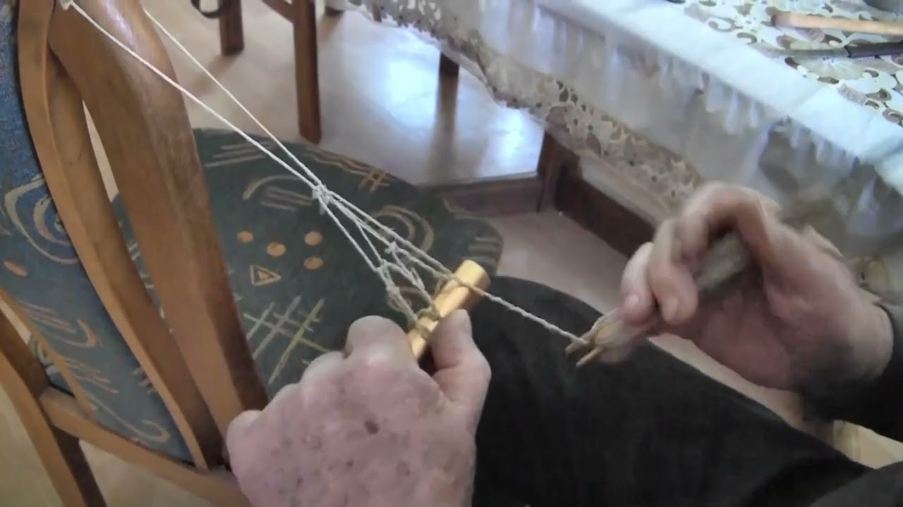 Pletenje mreže za ribolov v reki Muri