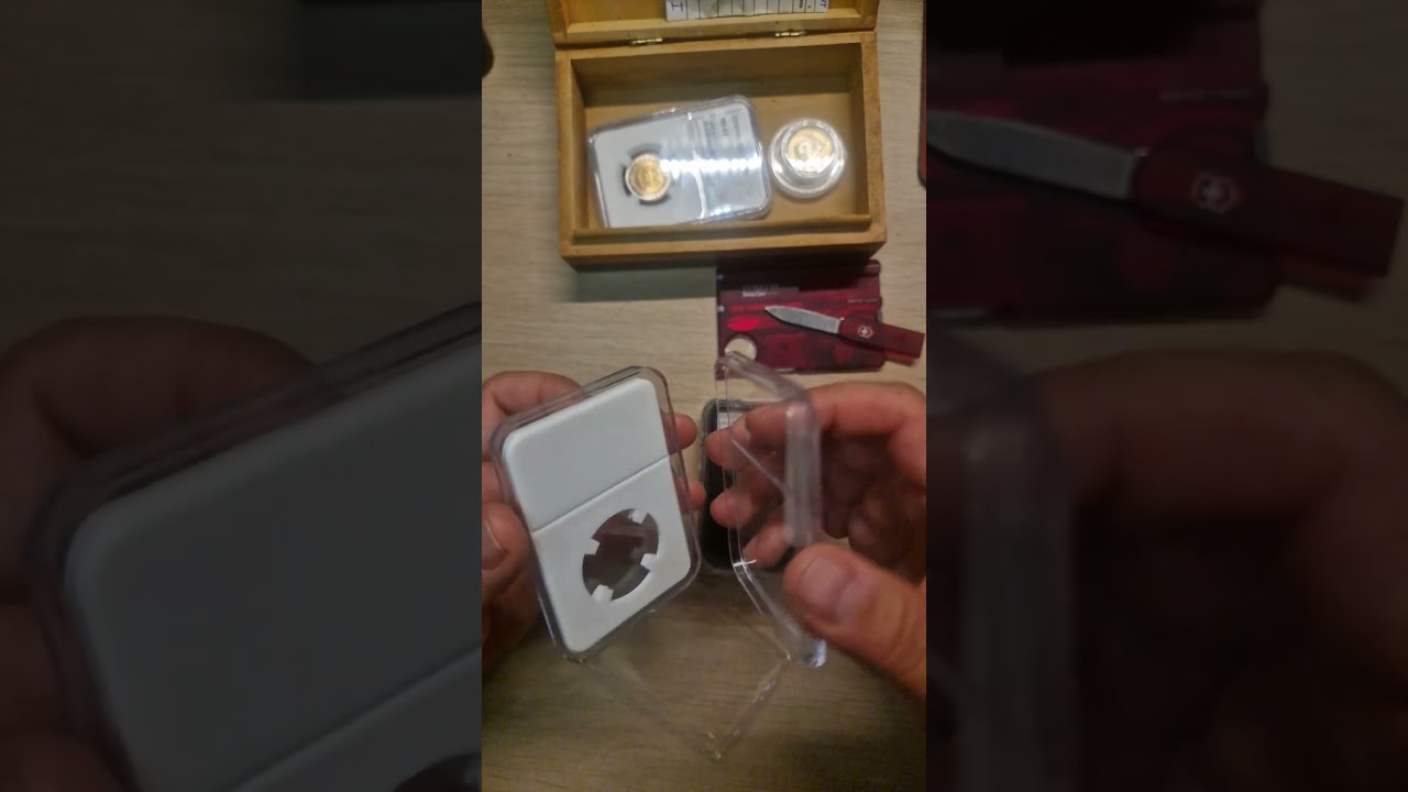 Slab-holder z widocznym bokiem monety