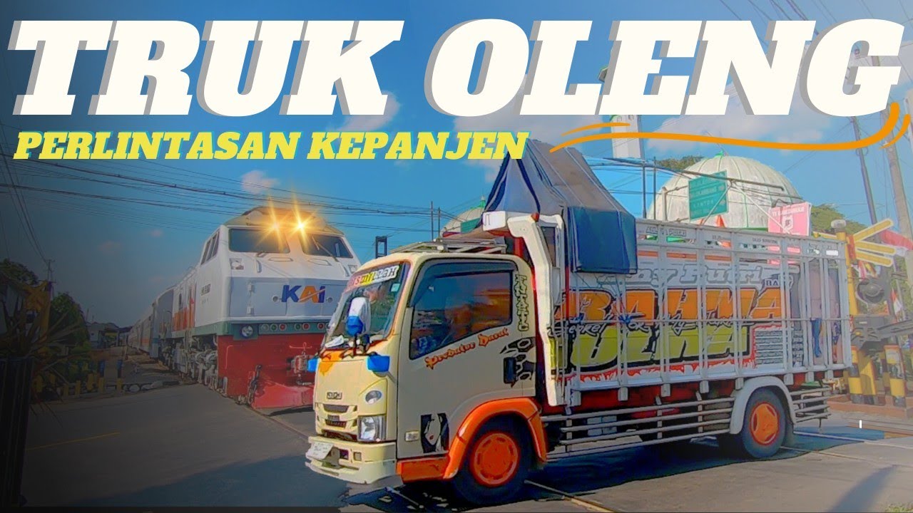Locomotif CC203 Tenaga Super Rangkaian Commuter Line Penataran di Perlintasan Kereta Api Kepanjen