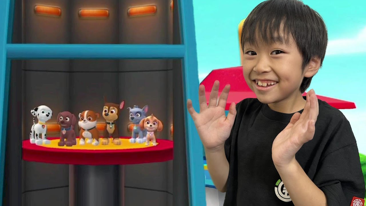 レオくんがスマホでパウパトロールのゲームをするよ！ レオスマイル