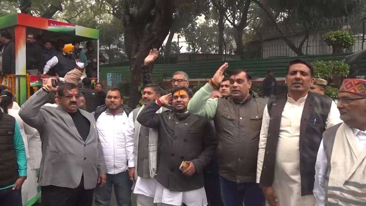 Mourners pay tribute to former Indian PM Manmohan Singh as state funeral begins in capital