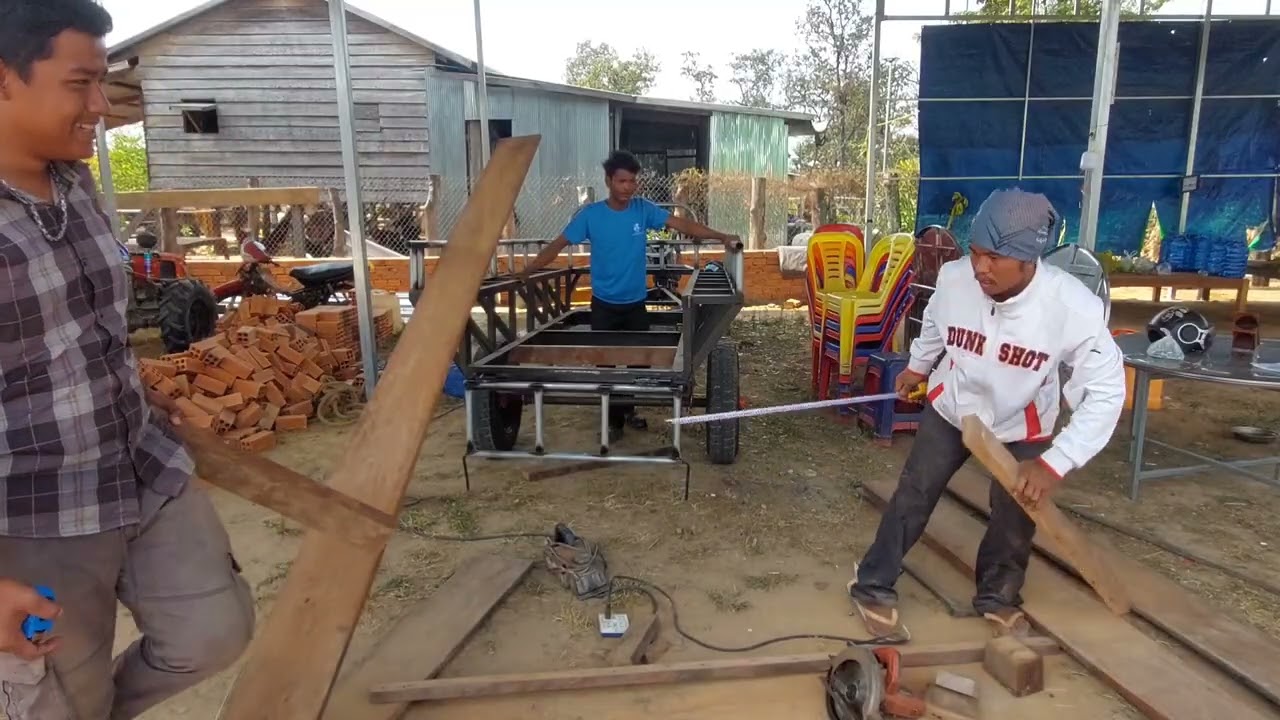 ស្រីដាសប្បាយចិត្តពេលឃើញជាងក្រាលក្ដាររម៉កគោយន្តថ្មី