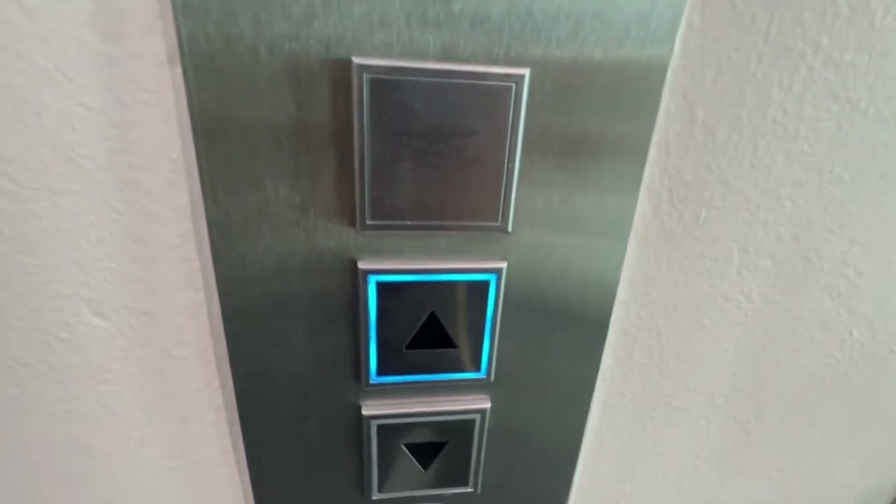 2015 ThyssenKrupp Evolution Blue Aufzug in einem B&B Hotel in München