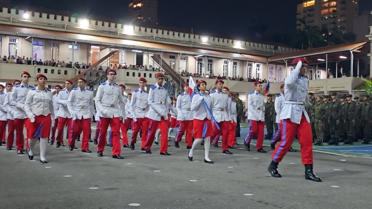 Desfile  do  Colégio  Militar de São Paulo  em continência  ao seu novo Comandante.