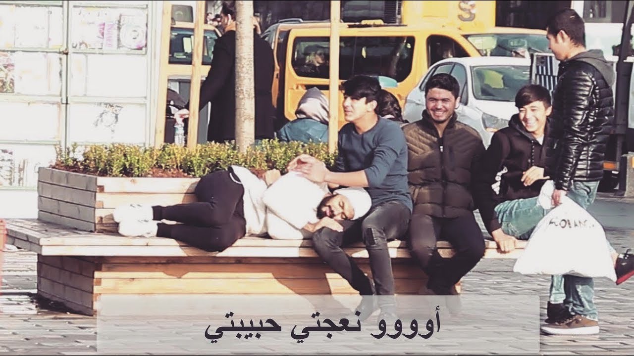 مقلب النوم على كتف الناس في تركيا |  شاهد رد فعل الناس