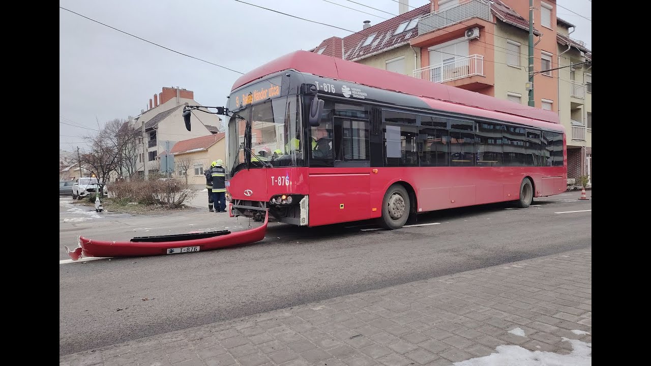Trolibusz és személyautó ütközött össze Szegeden a Bakay Nándor és a Teréz utca kereszteződésében.
