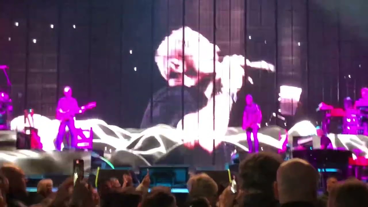 Eros Ramazzotti shmoozing with the crowd-Un’emozione Per Sempre & Quanto Amore Sei live in Toronto 
