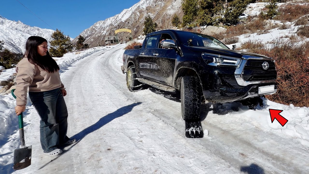 Blackice mai skid ho gayi apni Hilux 😢 | Self recovery in Snow