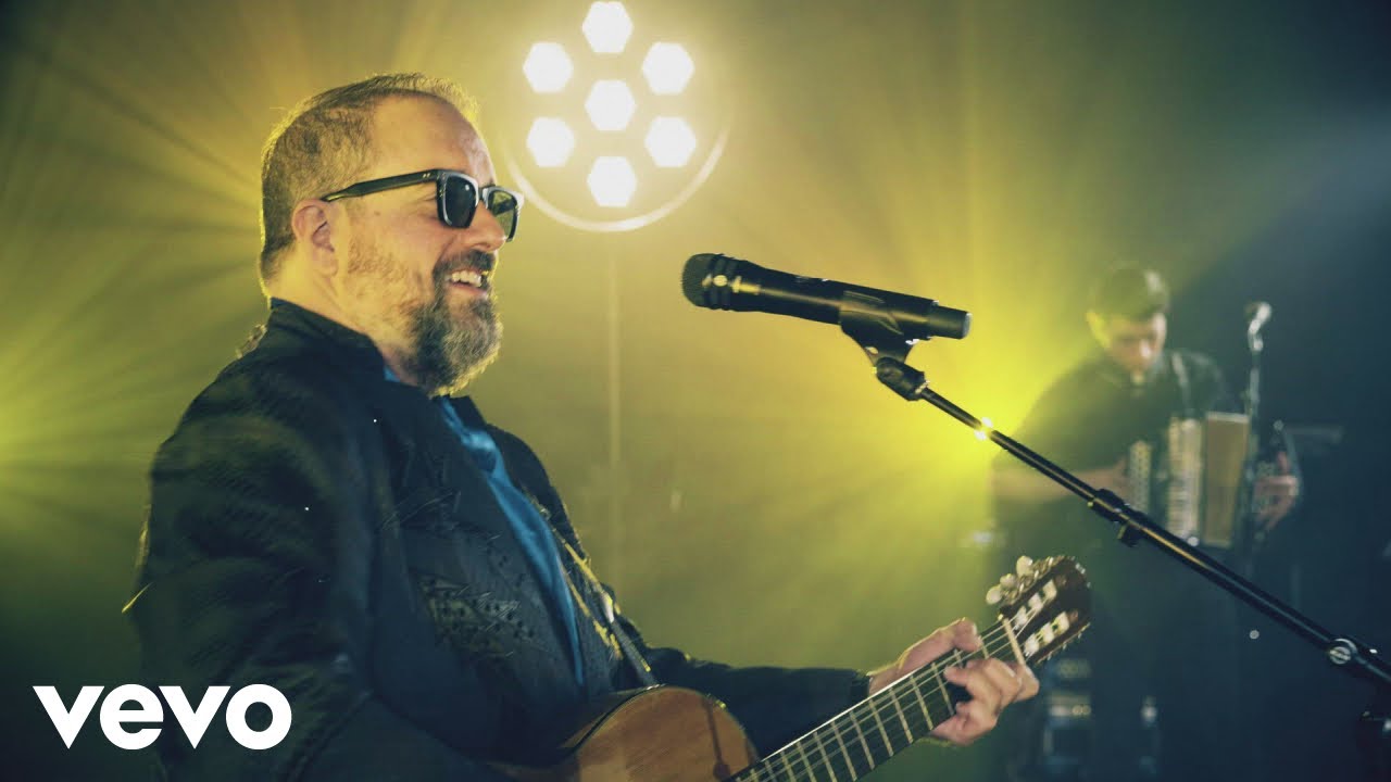The Mavericks - No Vale la Pena (Official Performance Video)