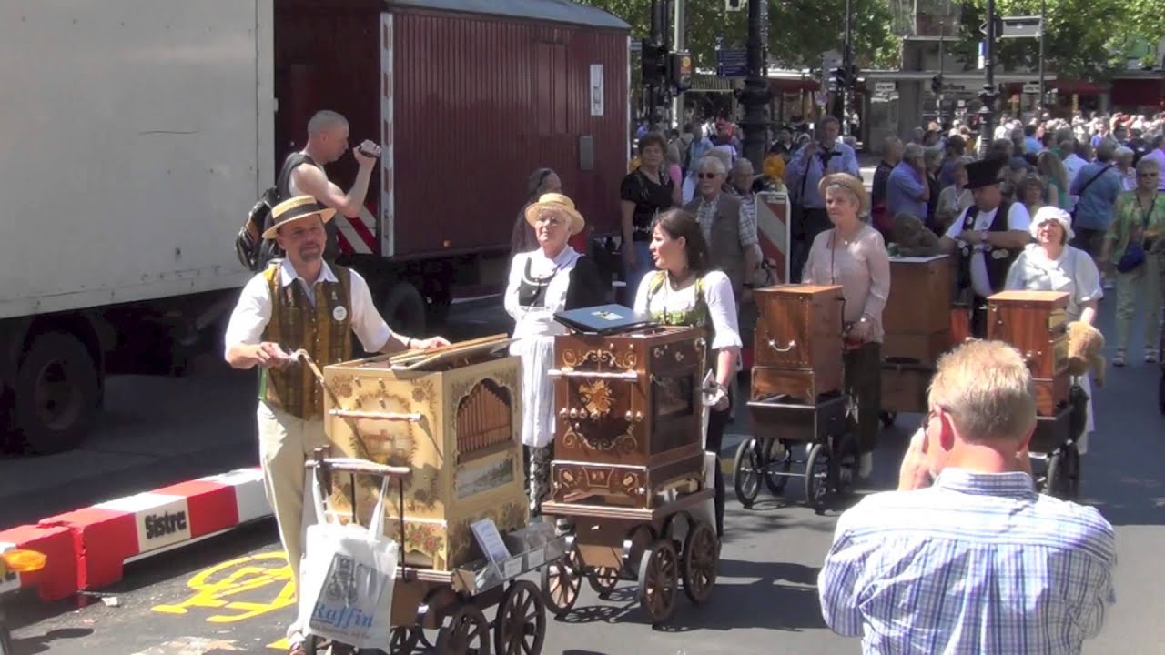 Drehorgelparade auf dem Kurfürstendamm Berlin