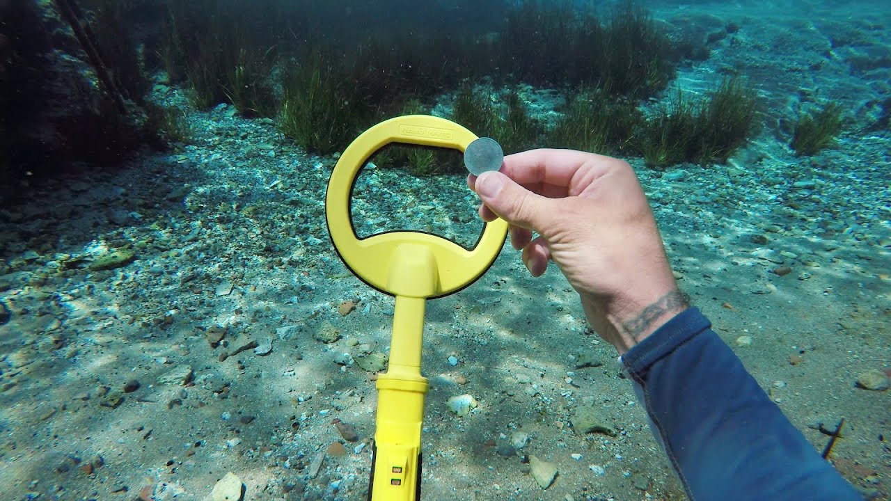 Поиск сокровищ с металлоискателем в чистой воде - подводное плавание с аквалангом