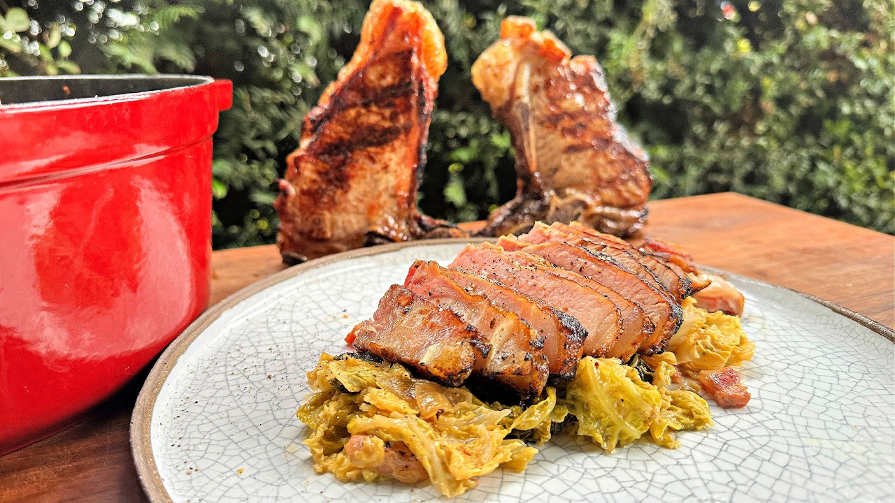 gegrilltes Kalbskotelett auf gebratenem Wirsing