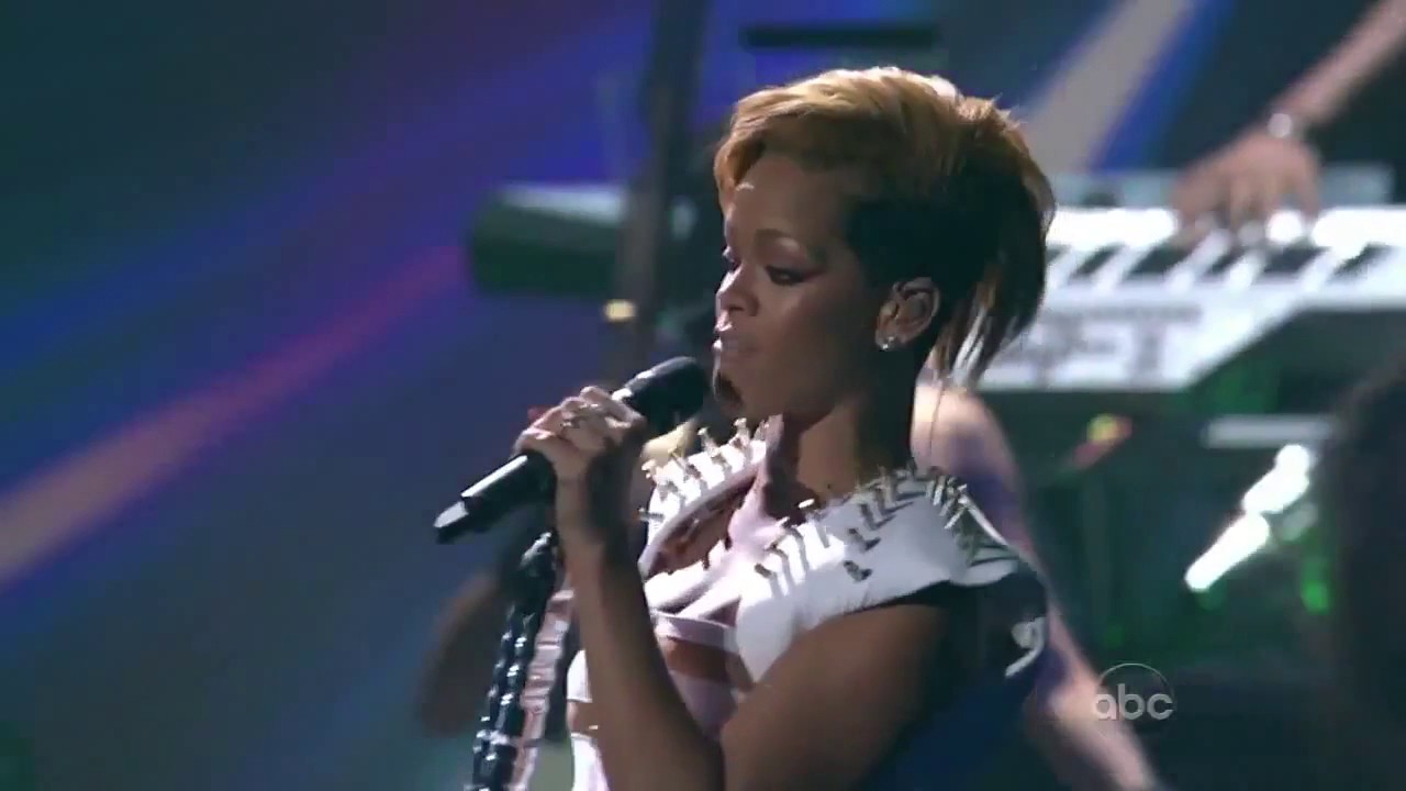 Rihanna - Wait Your Turn & Hard (AMA 2009)