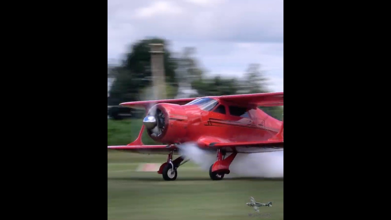 Beechcraft Staggerwing smoking takeoff #vintageaircraft #avgeek #staggerwing #warbirds #radial