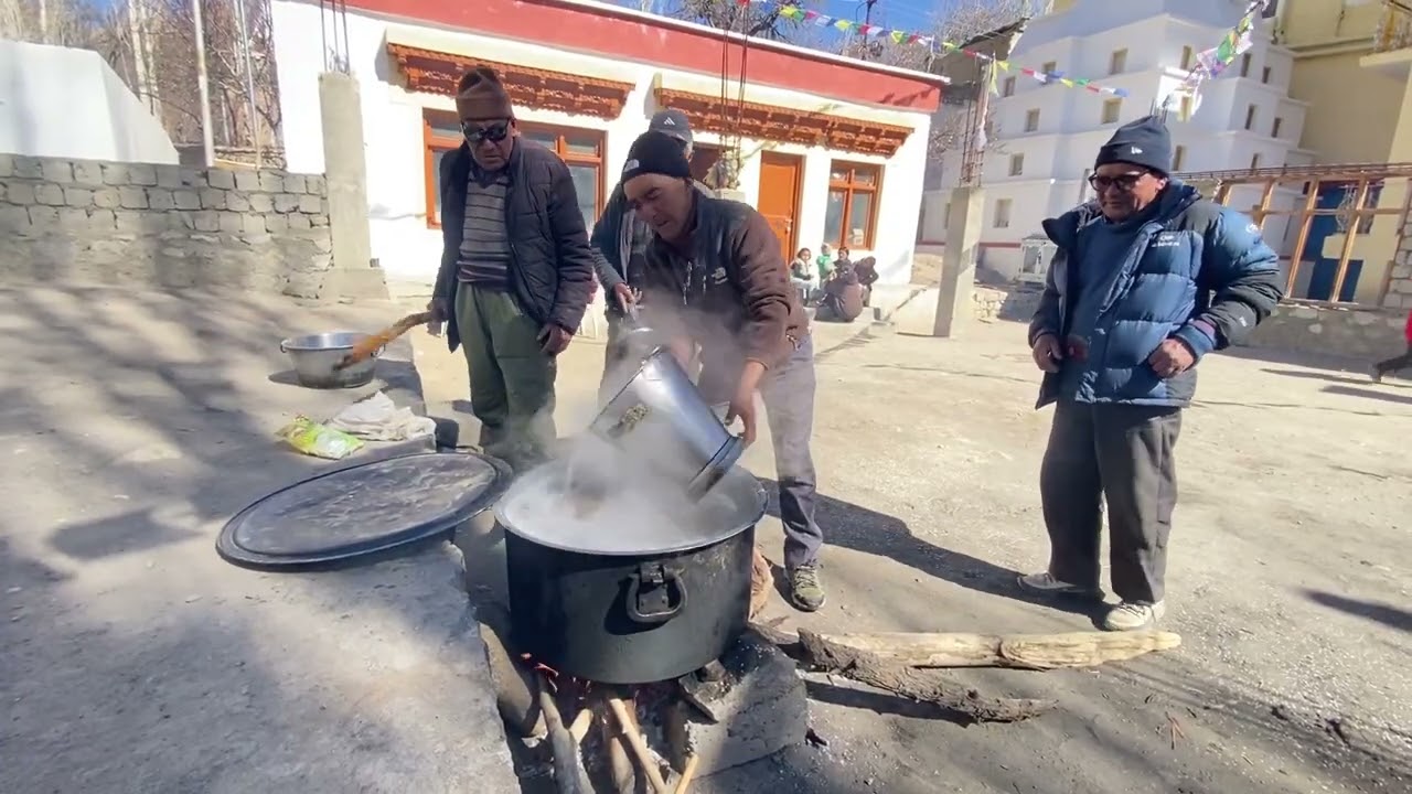THIM YOSS - VILLAGERS DISTRIBUTED CANDIES AND CHOCOLATE AMONG THE CHILDREN || LADAKH TRADITION || 🩵
