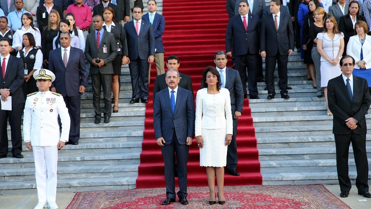 Presidente Medina, Primera Dama y ministros encabezan acto homenaje a la Bandera