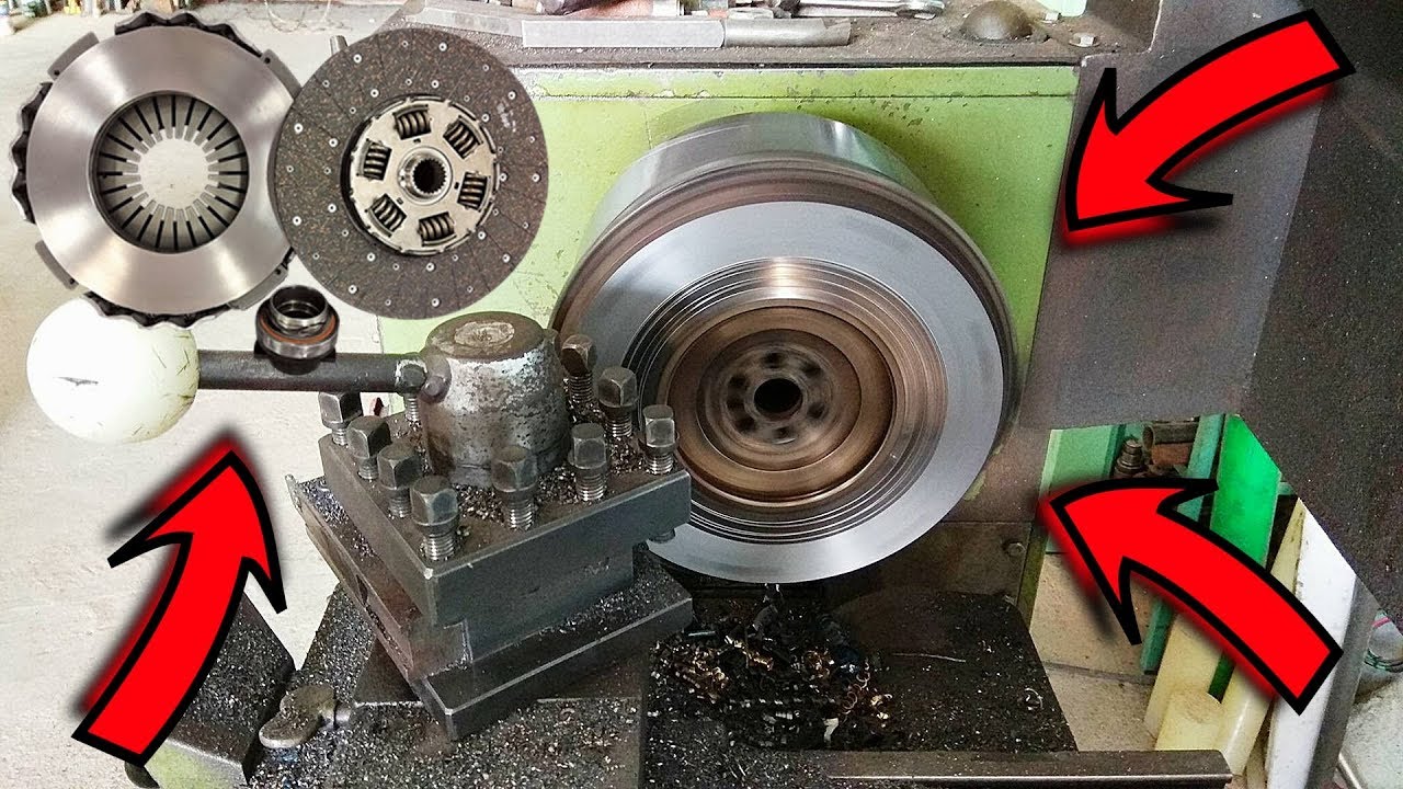 TORNO USINANDO VOLANTE DE MOTOR-EMBREAGEM