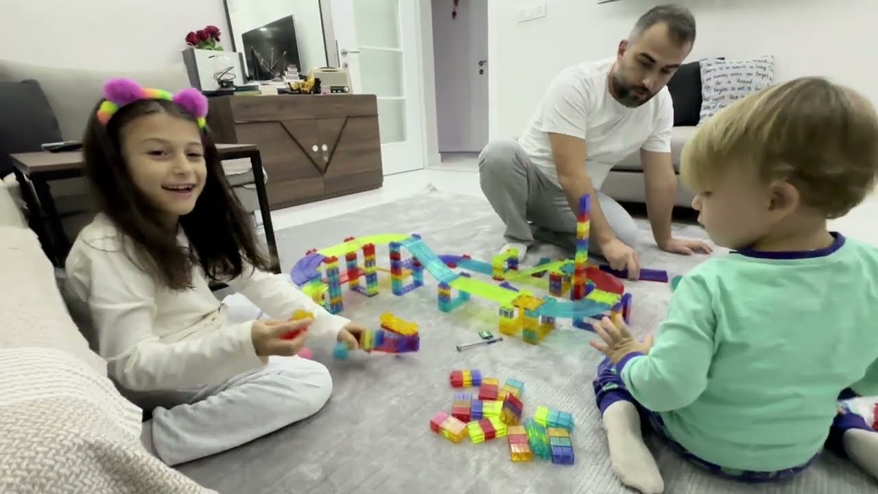 Manyetik Blok Yol ile Renkli Yarış Pistimiz! - STEM Magnetic Blocks Track Build & Race Fu