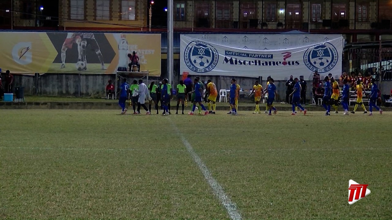 Матч между Police FC и AC Port Of Spain завершился в темноте.