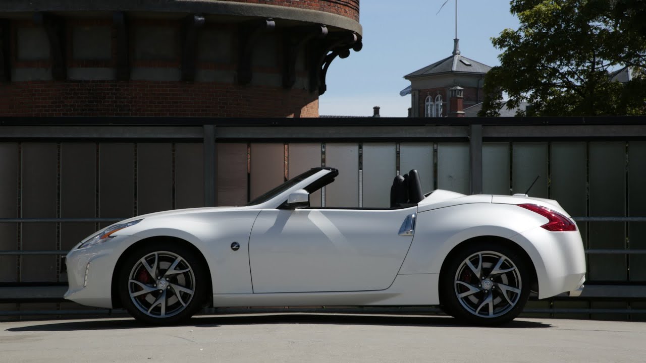 Nissan 370Z Roadster vs Coupe - Black vs White