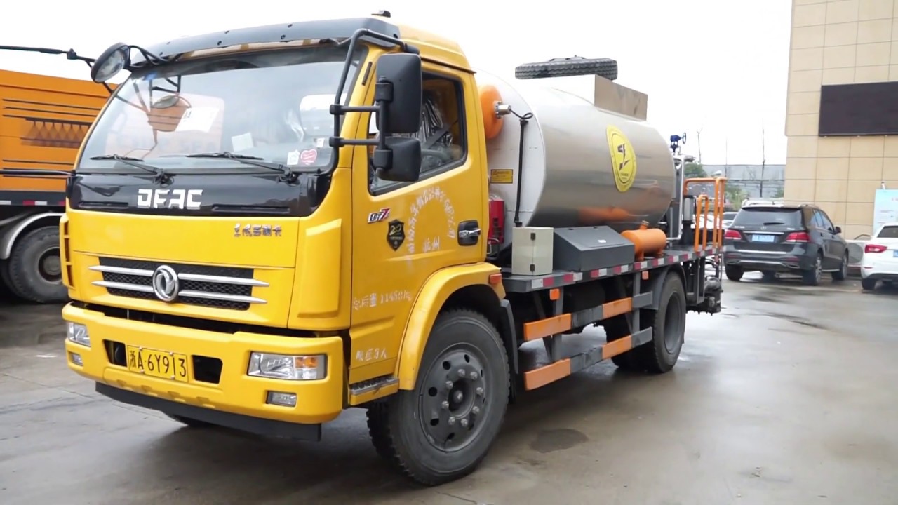How asphalt distributor works? Bitumen sprayer operation video