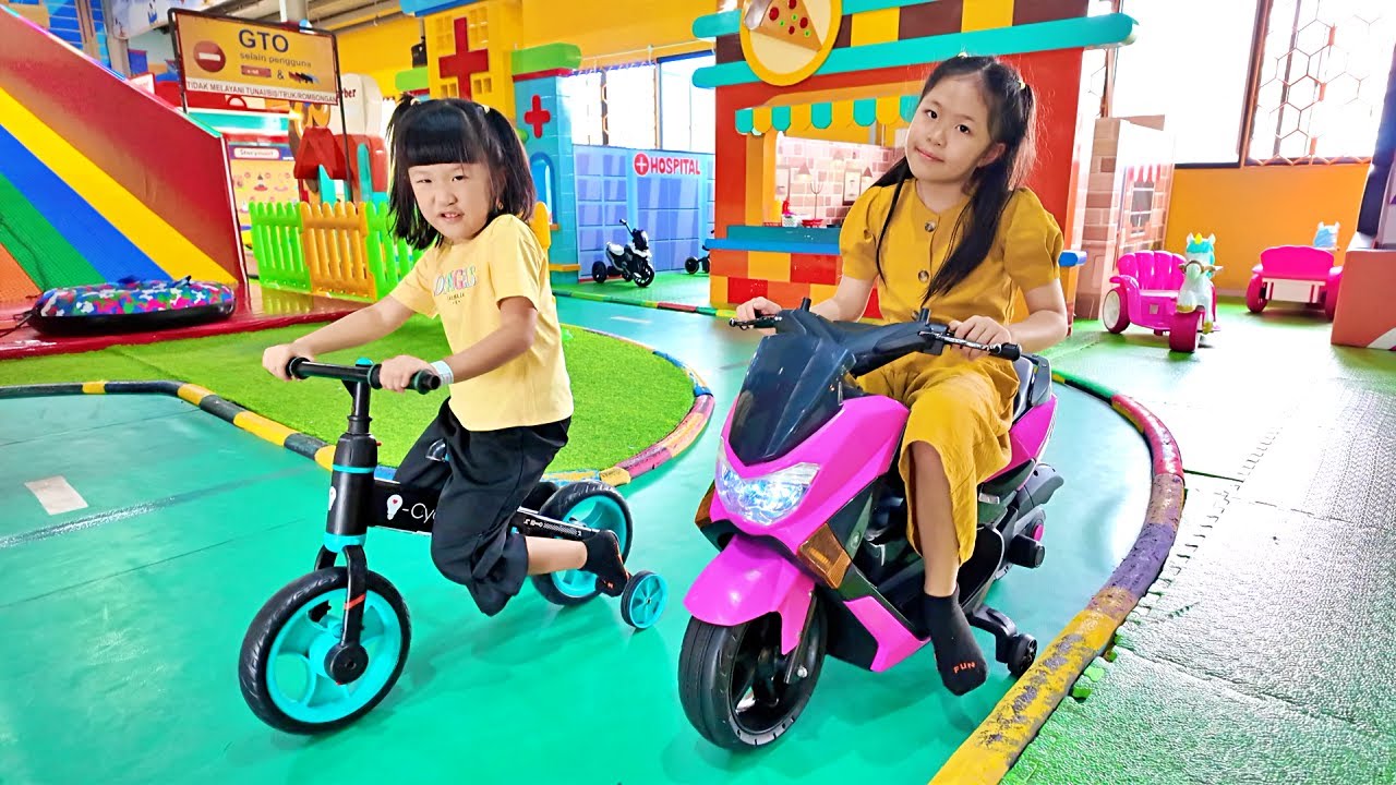 Main Balap Sepeda, Balapan Motor, Balon Serodotan Donat di Playground Anak