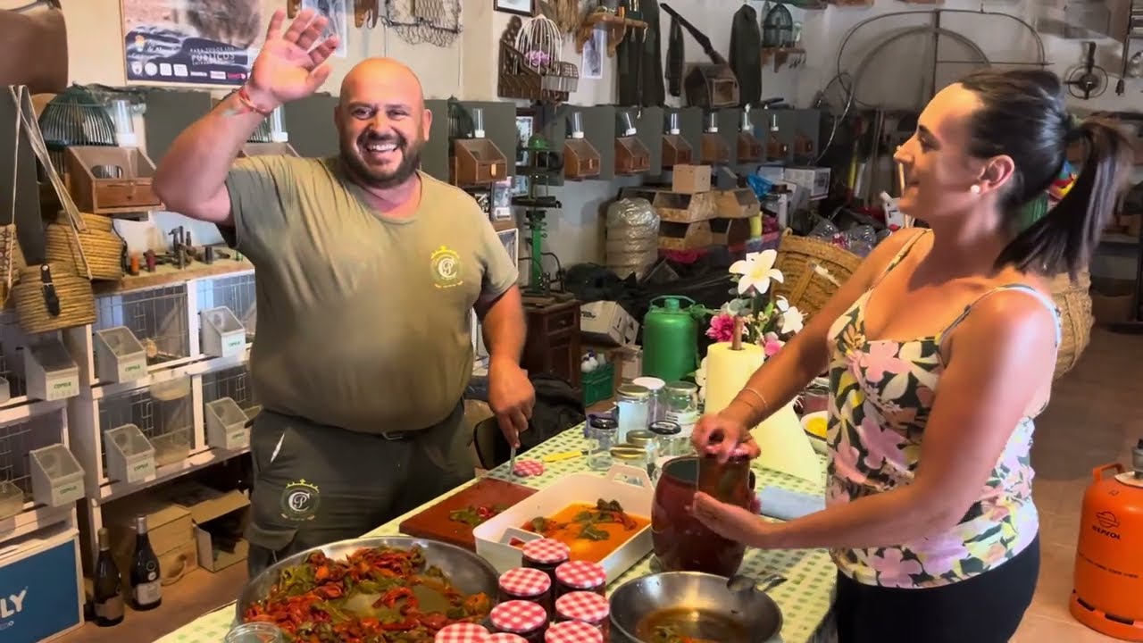 Camperos que paséis un Feliz Sábado.Ya estamos aquí!!vamos ayudarle a la madre a hechar la conserva👍
