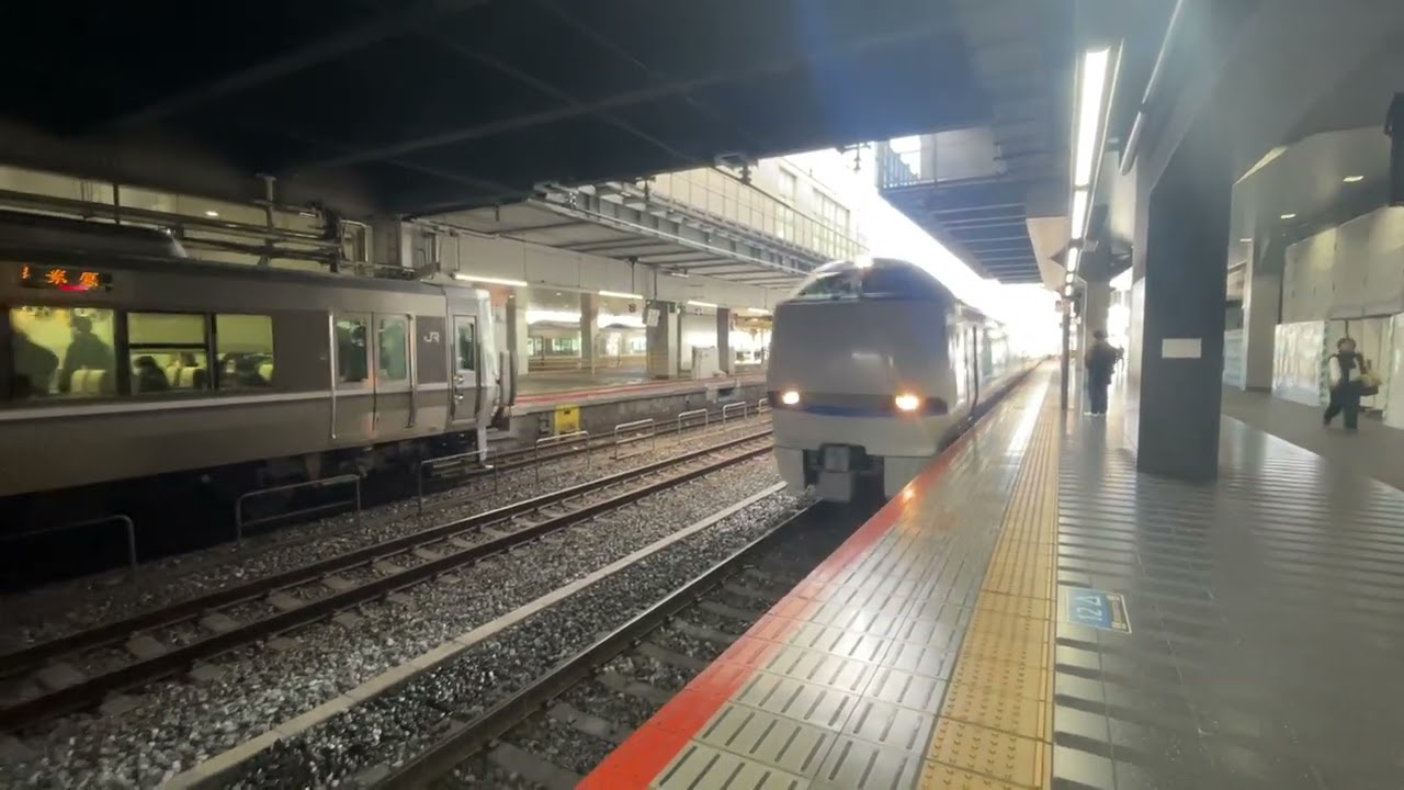 683系4000番台B32編成が特急サンダーバード15号敦賀行きとして京都駅0番線に到着するシーン　2025年12月26日午前10時36分撮影