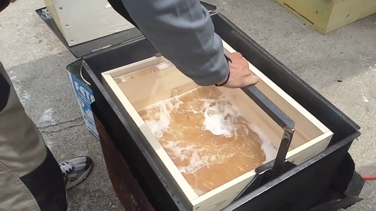Παραφινάρισμα κυψελών beehive wax dipping 1