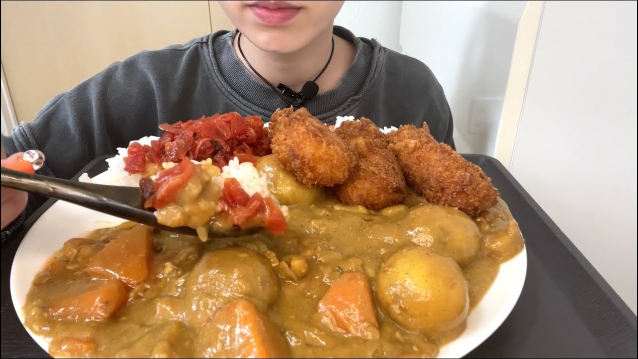 【ASMR 咀嚼音】一晩寝かせたカレーと蟹クリームコロッケ！Curry and rice with Crab cream croquette！