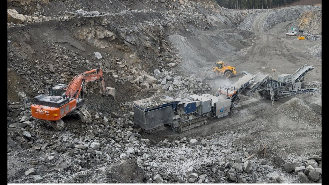 New jonsson mobile jaw crusher. Hitachi 530 excavator and volvo l260h wheelloader