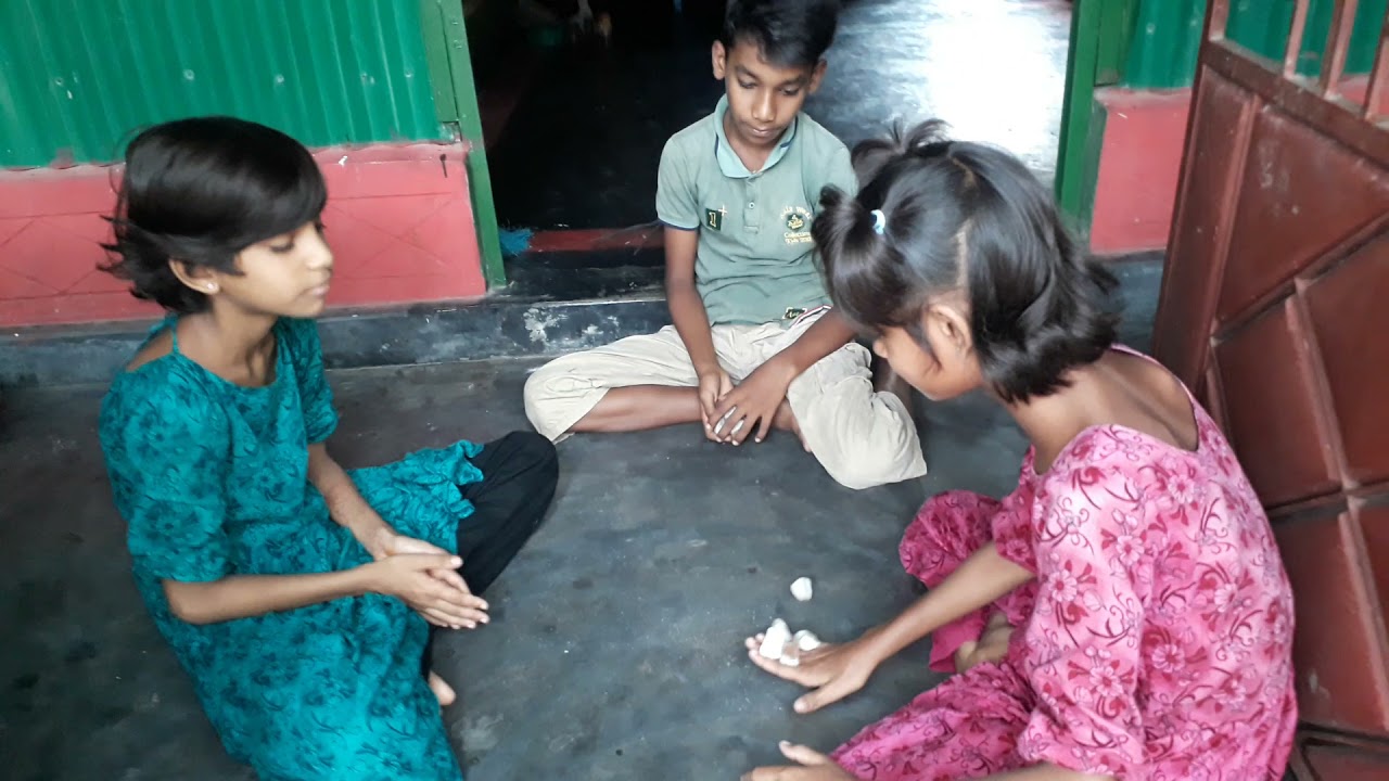 পাথর দিয়ে দাপ্পি খেলা (রুমান,ইসরাত,মার্জিয়া)