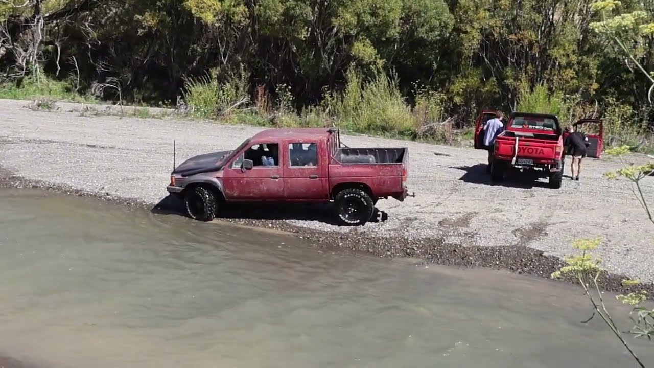 We got stuck (4x4 river run)
